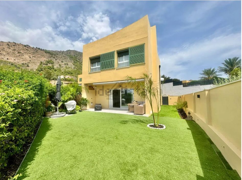 Vista exterior de Casa o xalet en venda en Benalmádena amb Aire condicionat, Calefacció i Terrassa