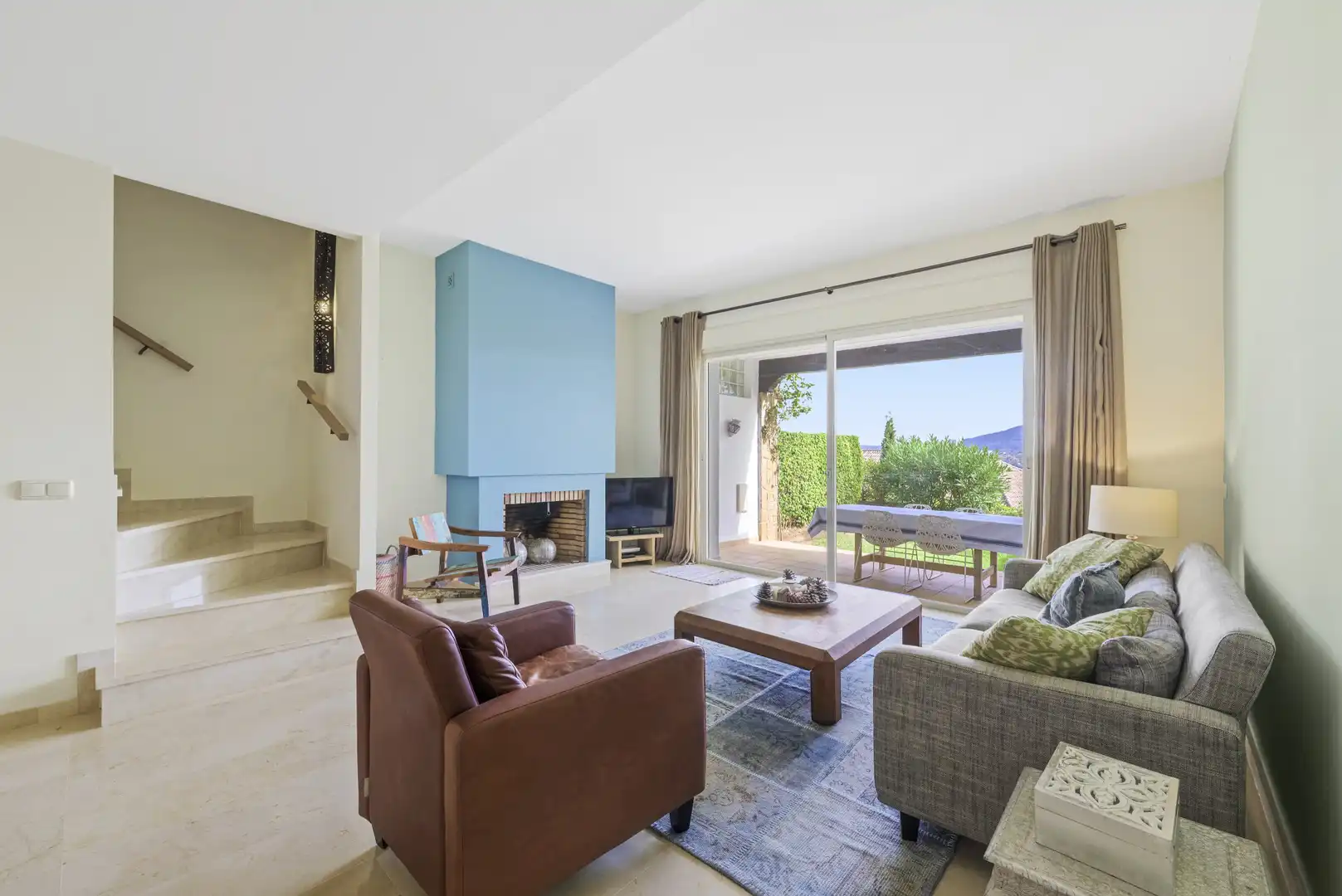 Wohnzimmer von Einfamilien-Reihenhaus zum Verkauf in Mijas mit Klimaanlage, Privatgarten und Terrasse