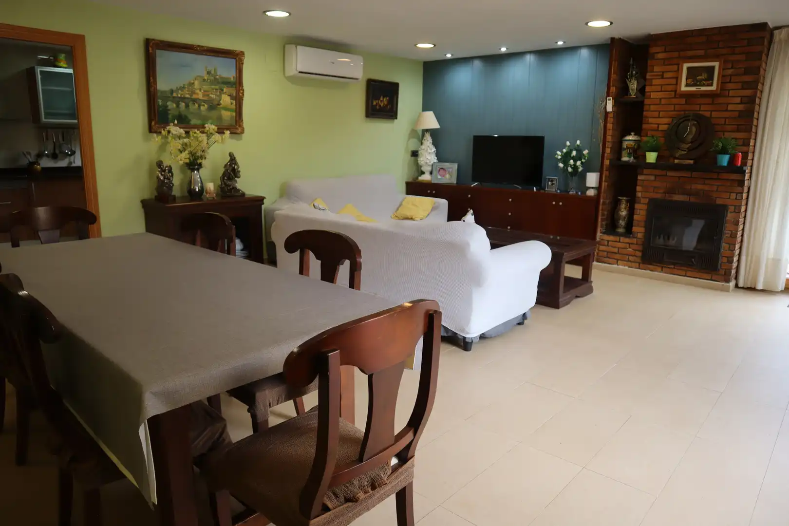 Wohnzimmer von Einfamilien-Reihenhaus zum Verkauf in Tossa de Mar mit Klimaanlage, Privatgarten und Terrasse