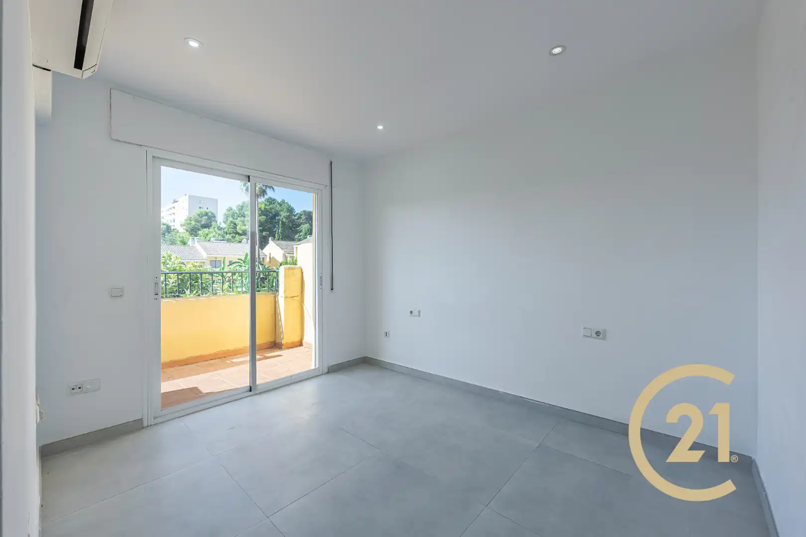Dormitori de Casa adosada en venda en Estepona amb Aire condicionat, Jardí privat i Terrassa