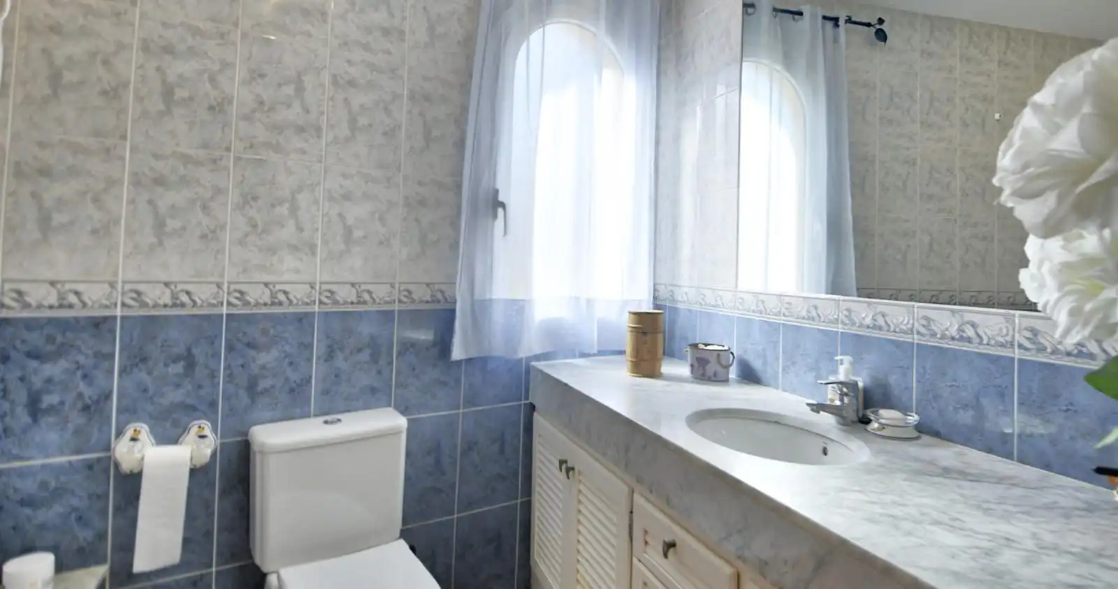Badezimmer von Einfamilien-Reihenhaus zum Verkauf in Palafrugell mit Klimaanlage, Heizung und Terrasse