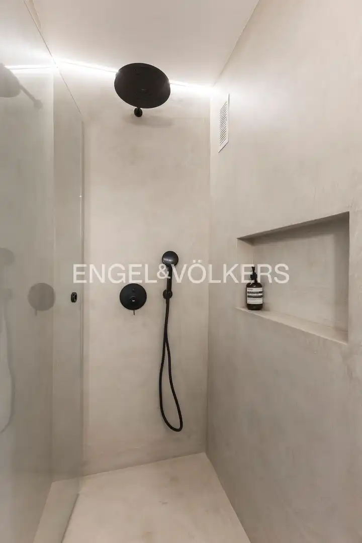 Bathroom of Flat for sale in Madrid  with Air Conditioner, Heating and Parquet flooring
