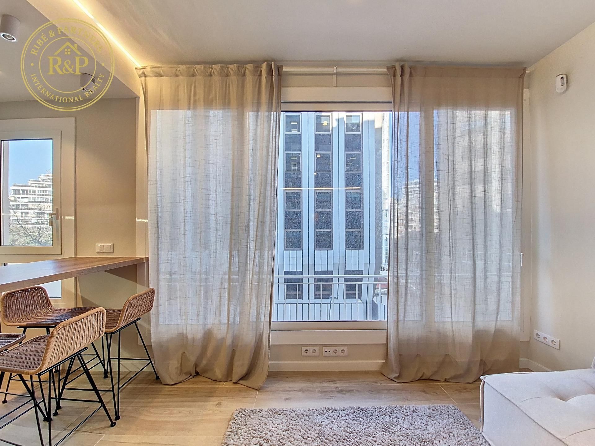 Bedroom of Apartments for sale in  Barcelona Capital  with Furnished, Balcony and Alarm