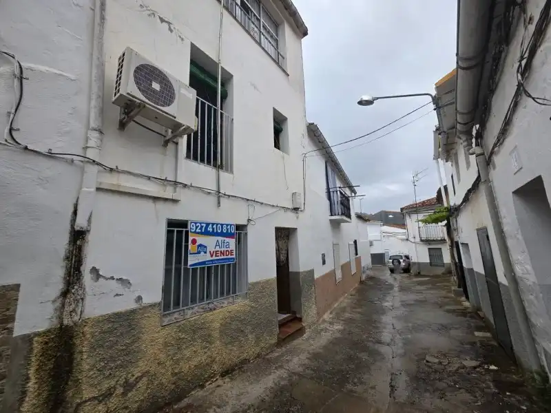 Vista exterior de Casa o xalet en venda en Serradilla amb Aire condicionat, Jardí privat i Balcó
