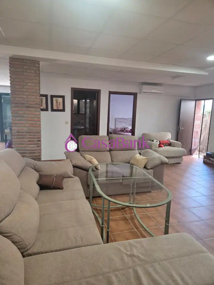 Sala d'estar de Casa o xalet en venda en Córdoba amb Aire condicionat, Jardí privat i Terrassa
