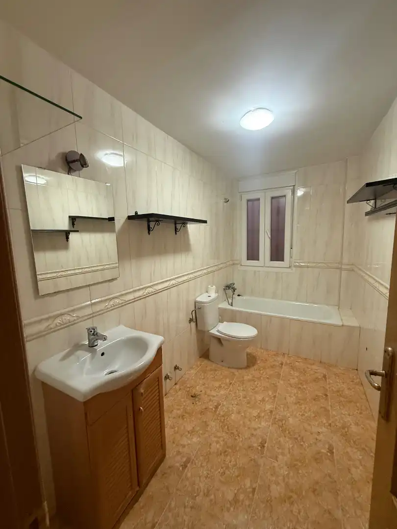 Baño de Piso de alquiler en Cedillo del Condado con Calefacción, Trastero y Horno