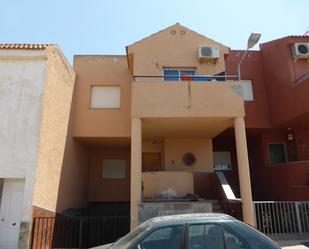 Casa adosada en venda a C/ Navas, Las Norias