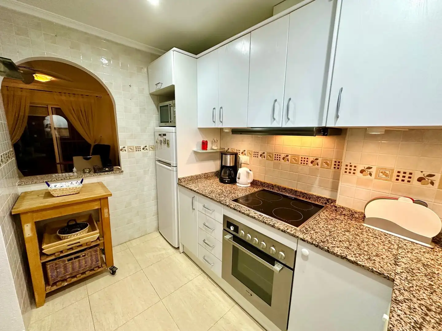 Cocina de Apartamento de alquiler en Daya Nueva con Aire acondicionado, Piscina y Amueblado