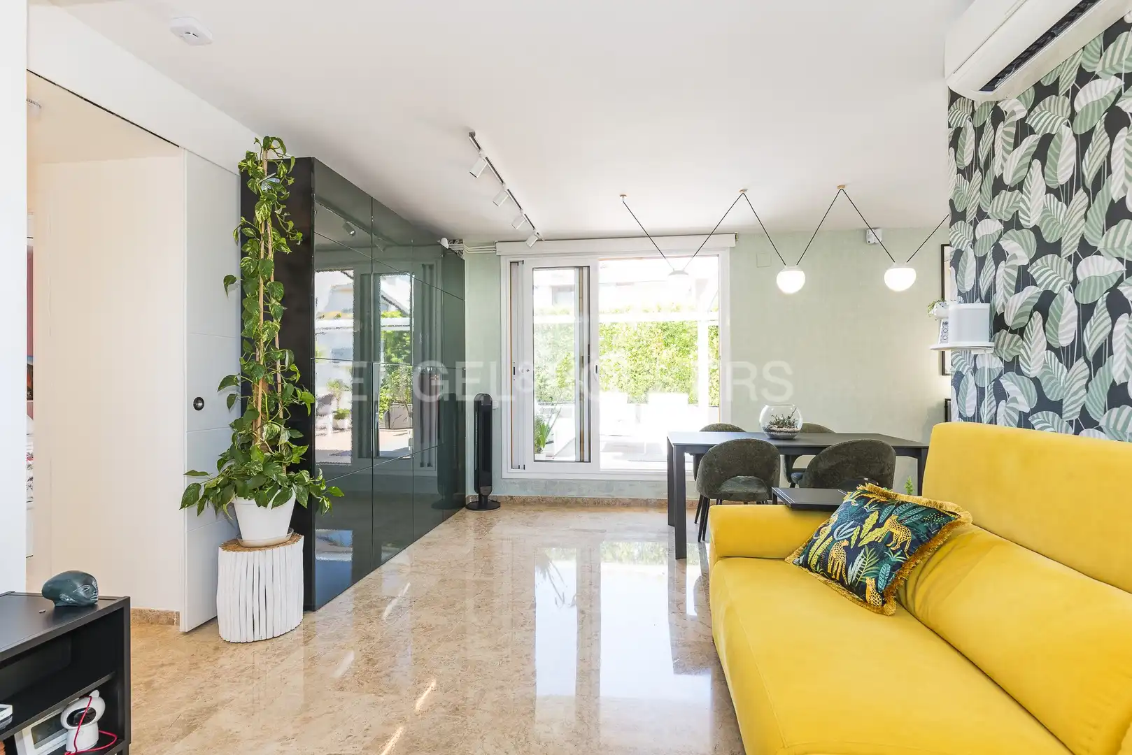 Living room of Attic for rent in Sitges  with Air Conditioner, Heating and Parquet flooring