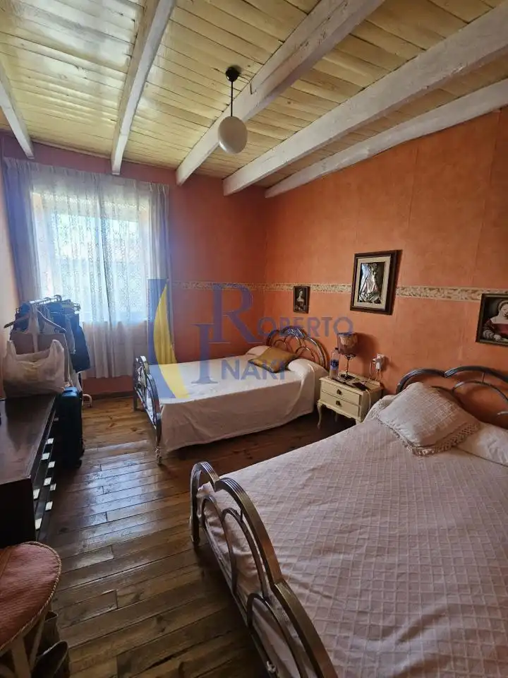 Dormitori de Casa o xalet en venda en Gusendos de los Oteros amb Jardí privat, Traster i Moblat