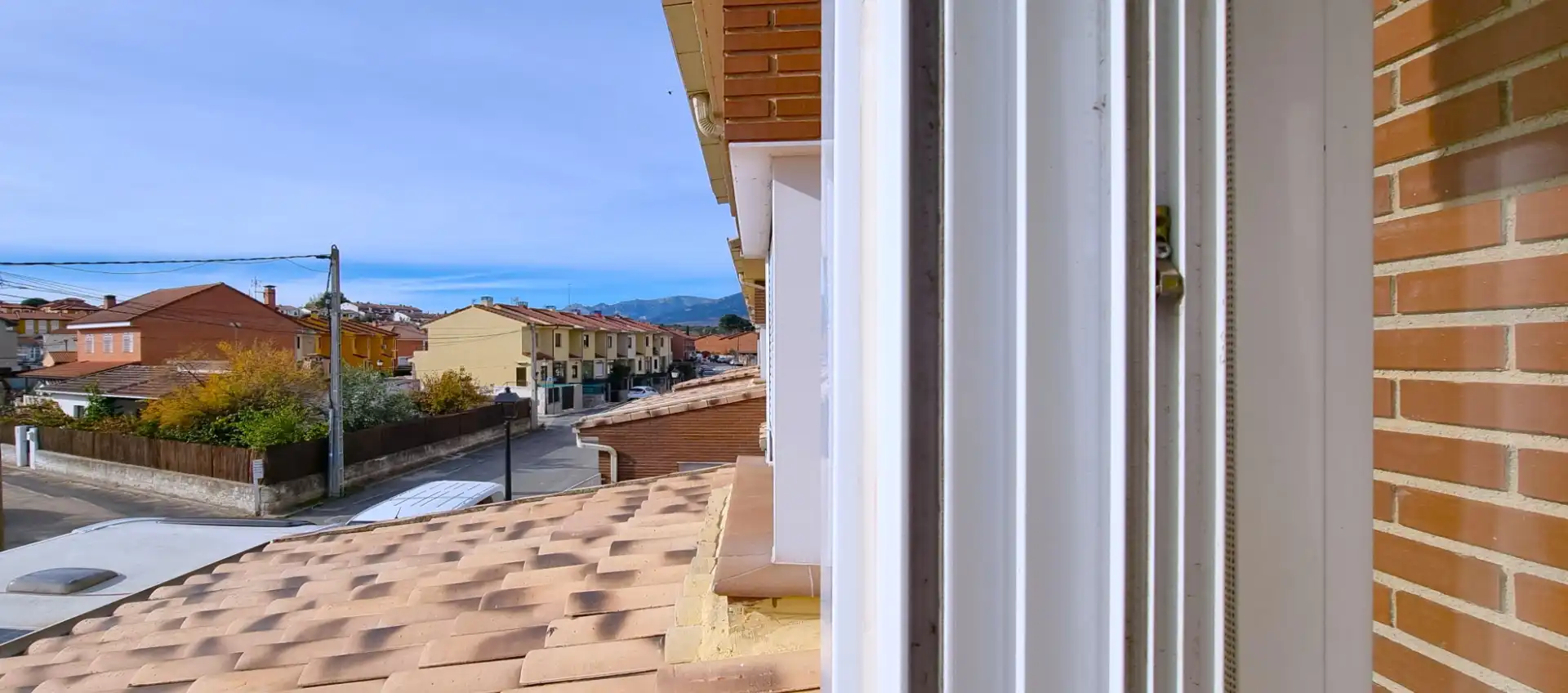 Vista exterior de Casa adosada en venda en Guadalix de la Sierra amb Aire condicionat, Calefacció i Jardí privat