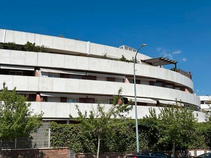 Vista exterior de Pis en venda en Boadilla del Monte amb Aire condicionat, Terrassa i Balcó