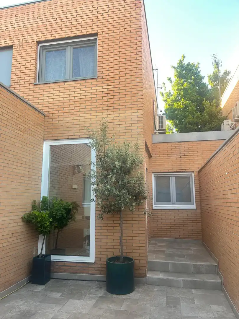 Vista exterior de Casa adosada de alquiler en Madrid con Calefacción, Jardín privado y Amueblado