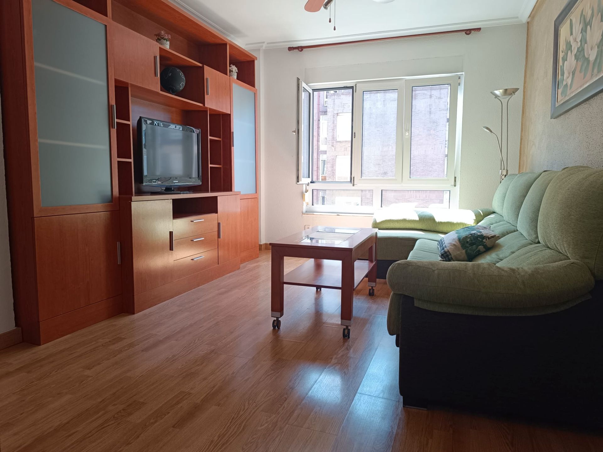 Sala de estar de Piso en venta en Gijón  con Calefacción, Amueblado y Balcón