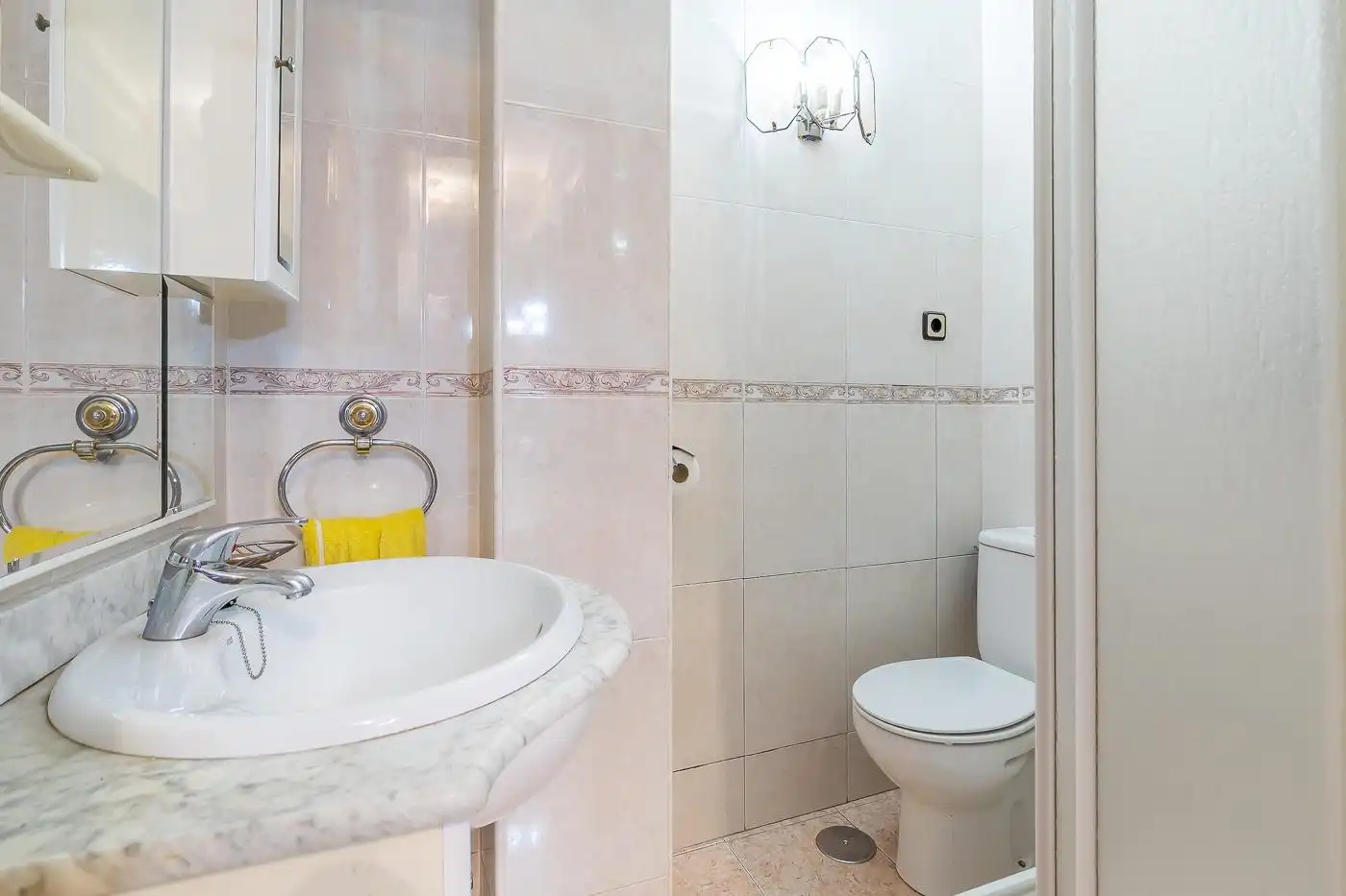 Bathroom of Flat for sale in Madrid