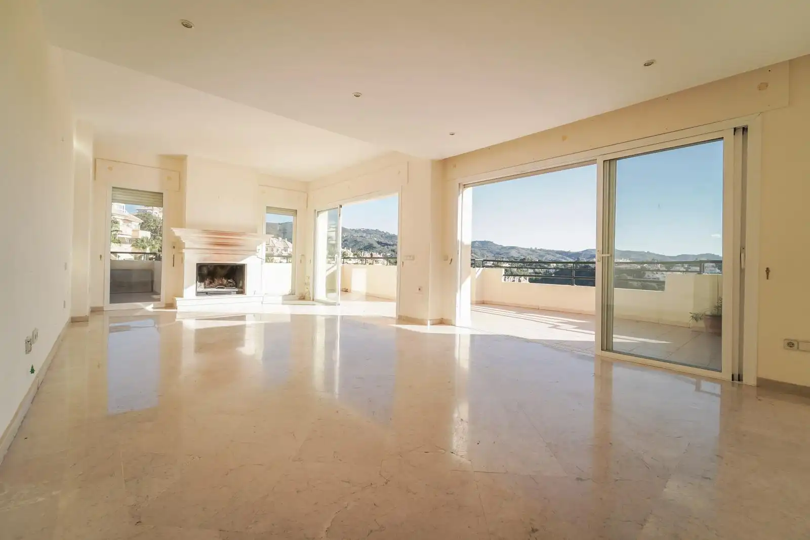Sala de estar de Ático en venta en Marbella con Aire acondicionado, Calefacción y Jardín privado