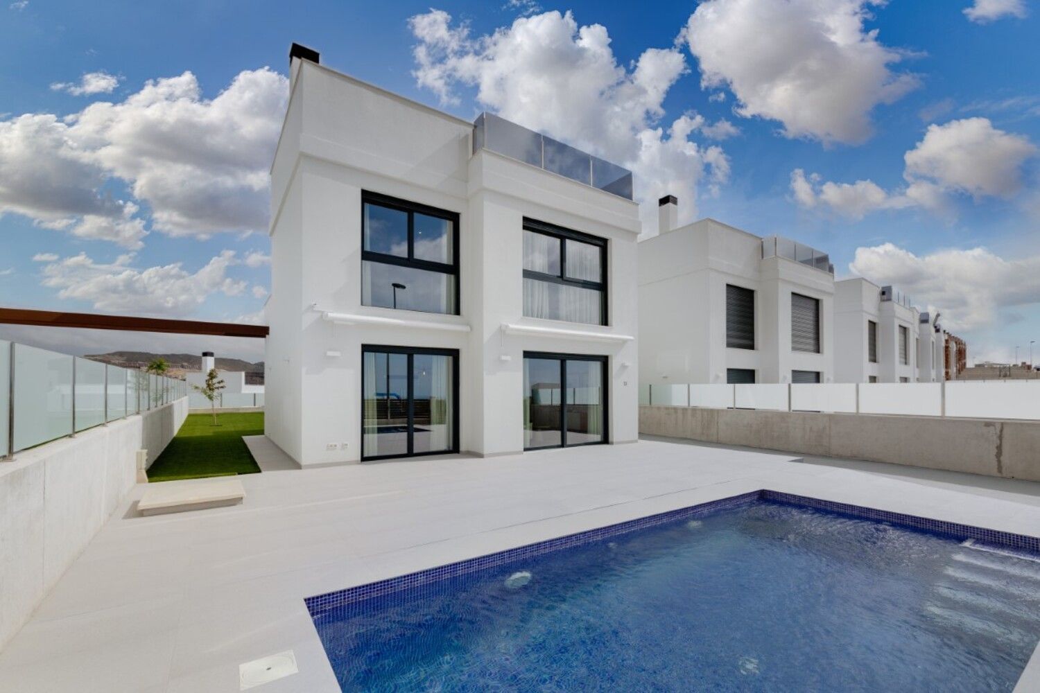 Vista exterior de Casa o xalet en venda en Alicante / Alacant amb Aire condicionat, Terrassa i Piscina