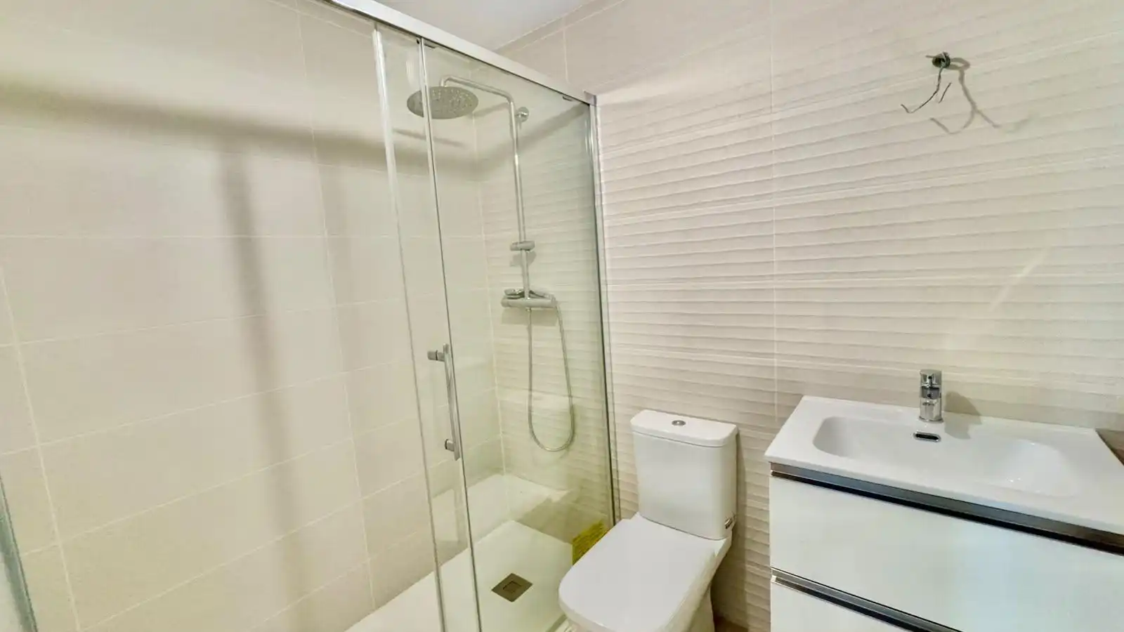 Baño de Apartamento de alquiler en Torremolinos con Aire acondicionado, Calefacción y Jardín privado