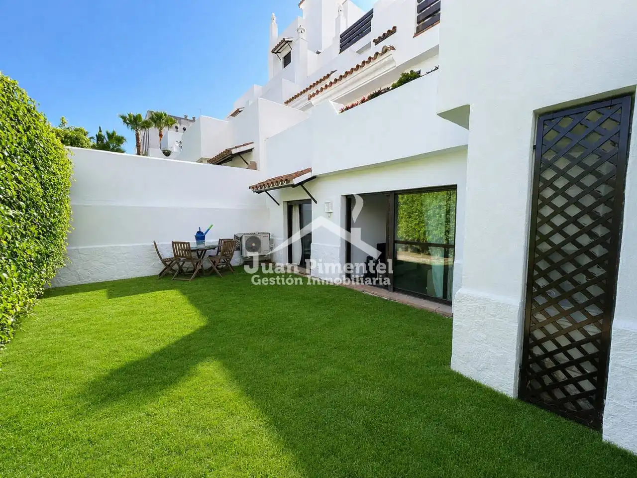 Vista exterior de Apartament en venda en Estepona amb Aire condicionat, Jardí privat i Terrassa