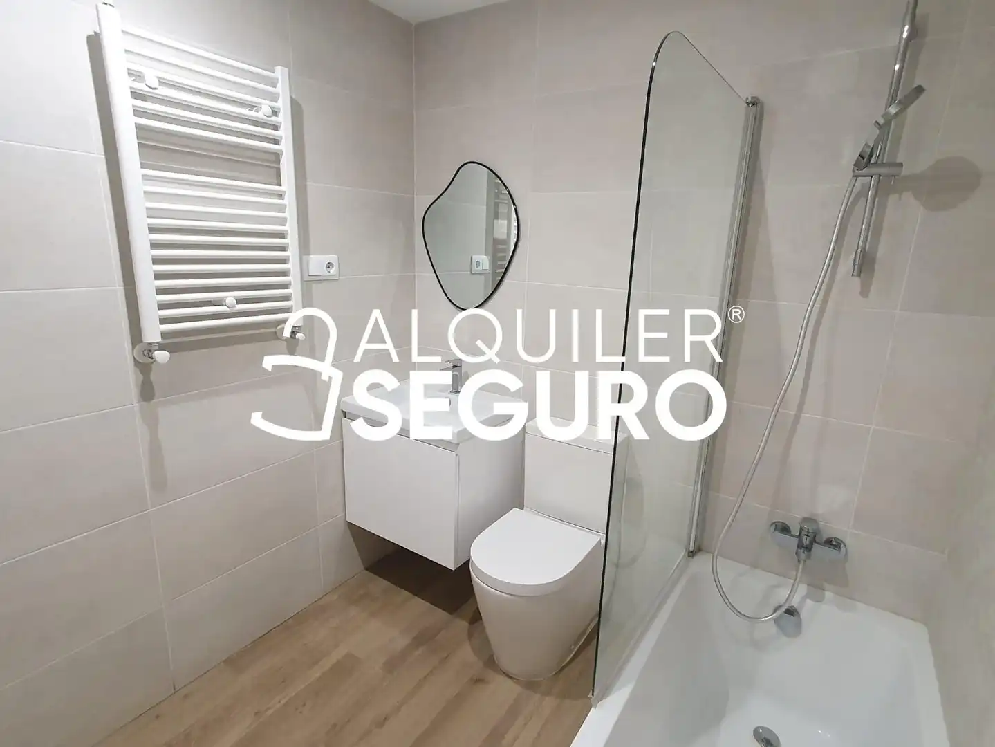 Bathroom of Flat for rent in Madrid  with Air Conditioner, Heating and Terrace