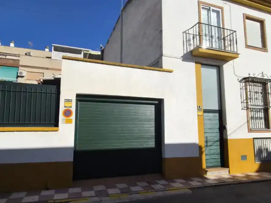 Vista exterior de Casa adosada en venda en Albolote amb Balcó