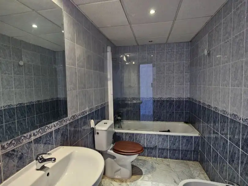 Bathroom of Flat for rent in Sevilla  with Air Conditioner and Community pool