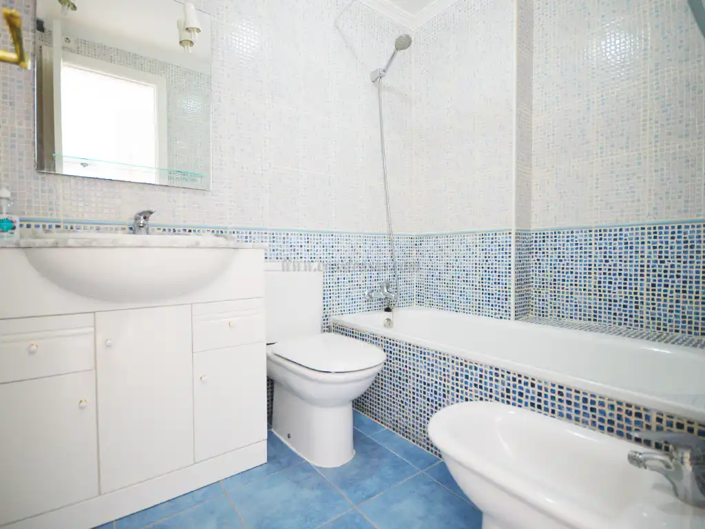 Baño de Apartamento en venta en Orihuela con Aire acondicionado, Calefacción y Terraza