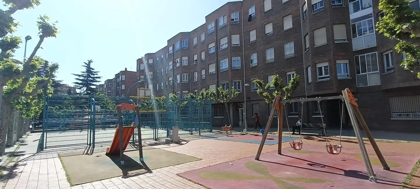 Vista exterior de Apartamento en venta en León Capital  con Calefacción, Parquet y Terraza
