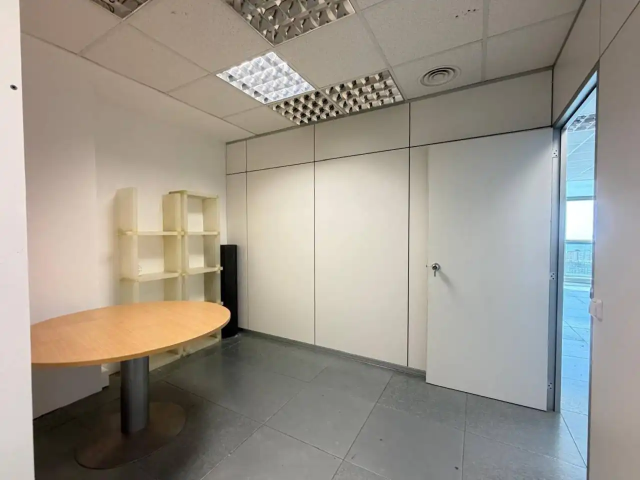 Büro zur Miete in Badalona mit Klimaanlage, Heizung und Alarm