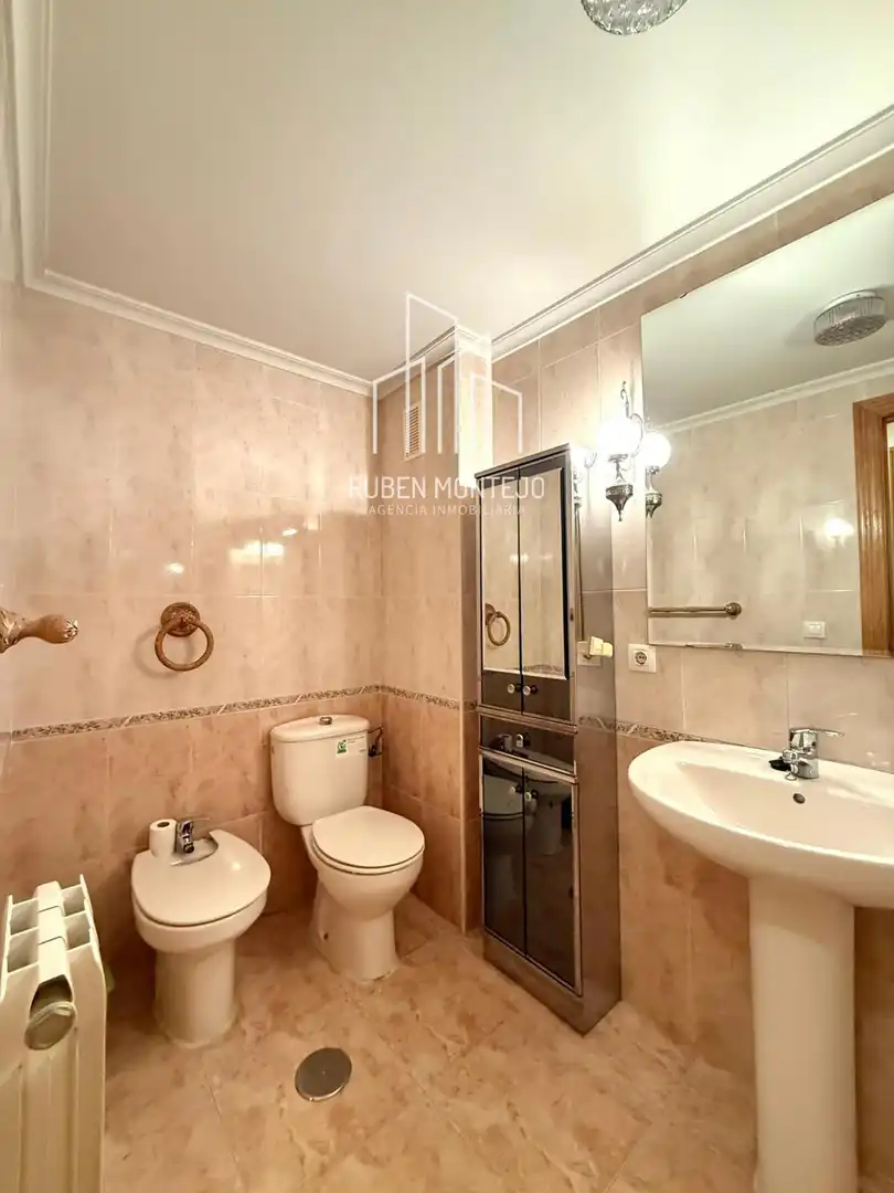 Bathroom of Flat for rent in Salamanca  with Heating, Terrace and Furnished
