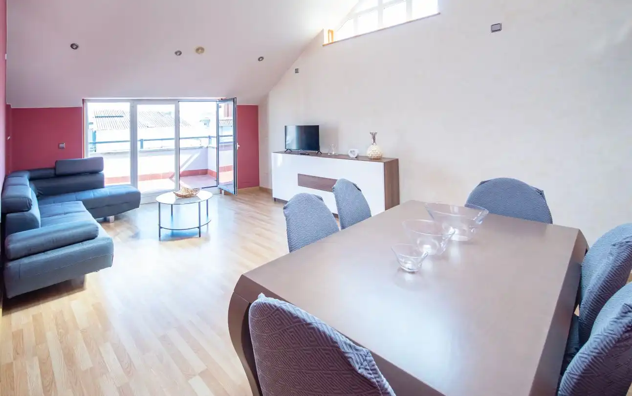 Sala d'estar de Àtic de lloguer en Carballo amb Terrassa i Balcó