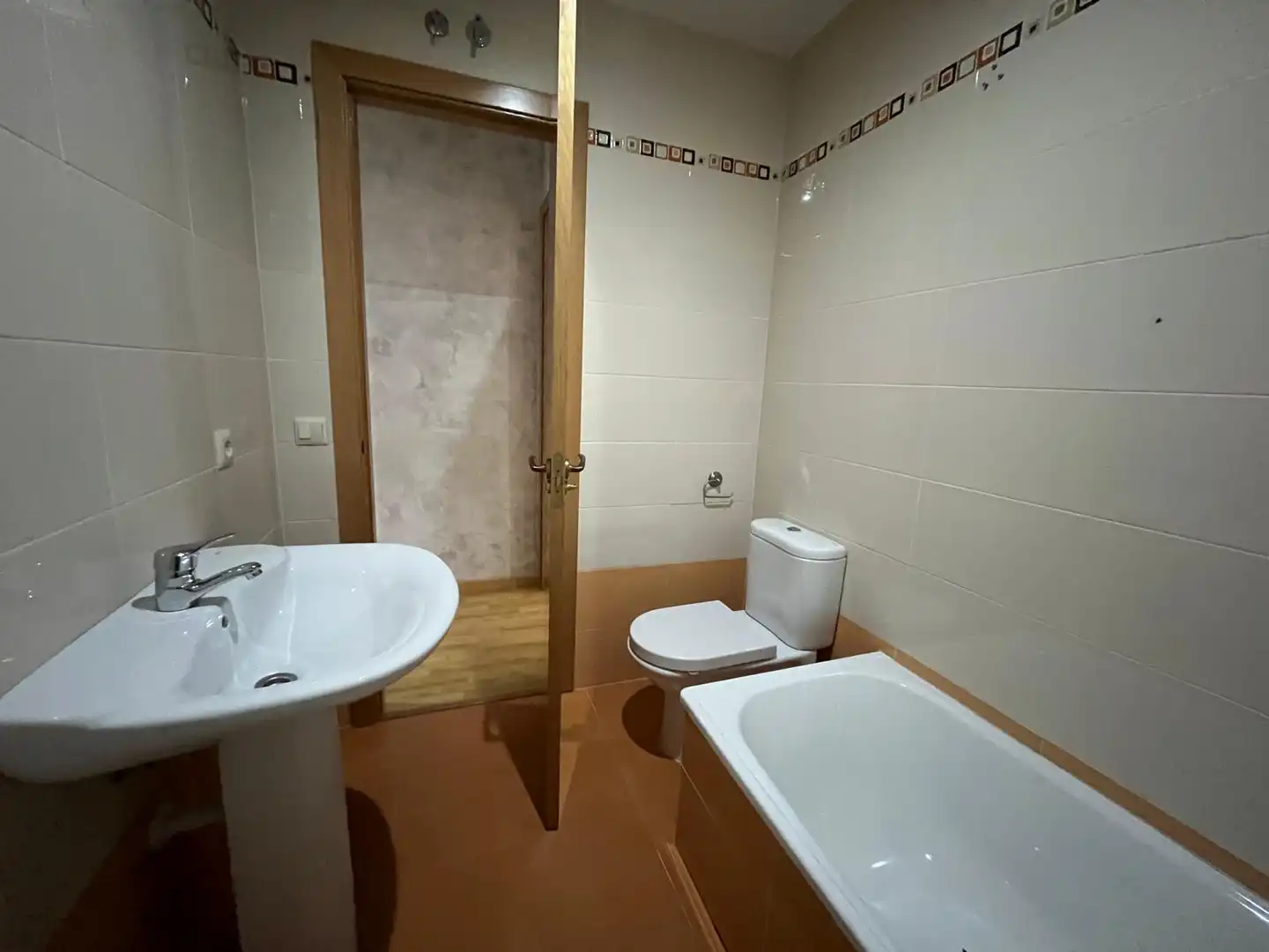 Bajo con ascensor en venta en Calle Ávila 12, imagen 3