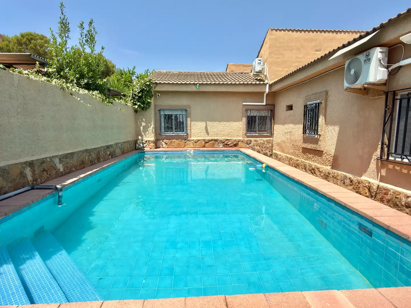 Piscina de Casa o xalet en venda en Chiva amb Aire condicionat, Jardí privat i Terrassa