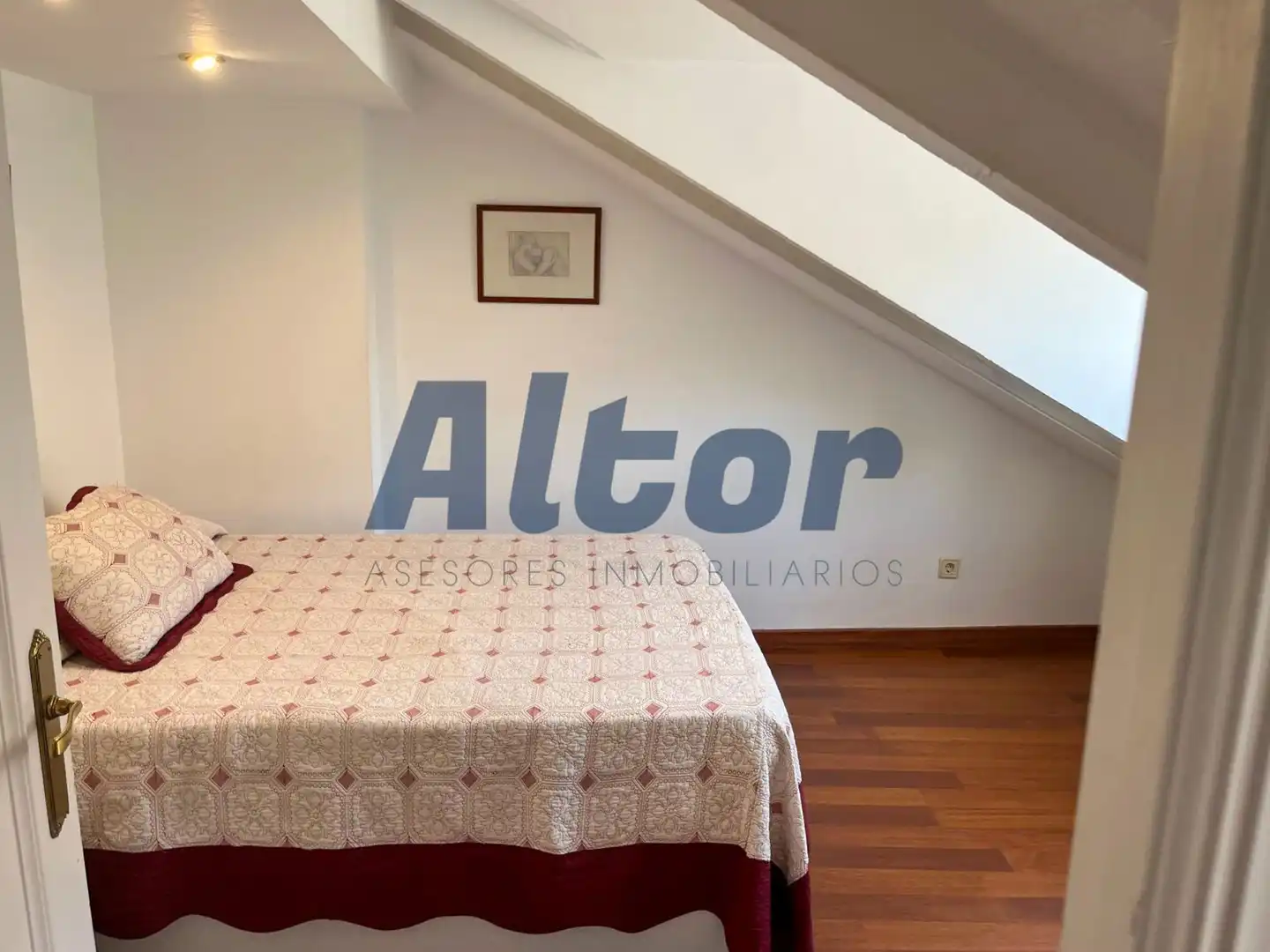 Dormitori de Dúplex de lloguer en Madrid amb Aire condicionat, Calefacció i Moblat