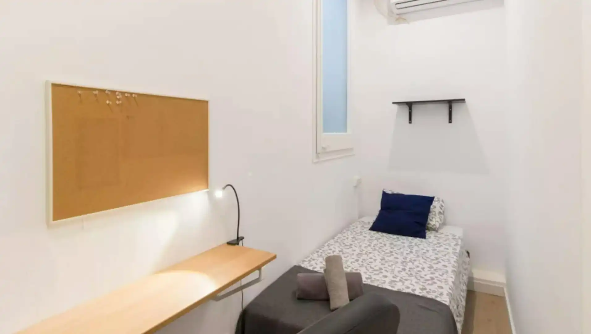 Bedroom of Flat for share in Barcelona  with Air Conditioner, Heating and Furnished