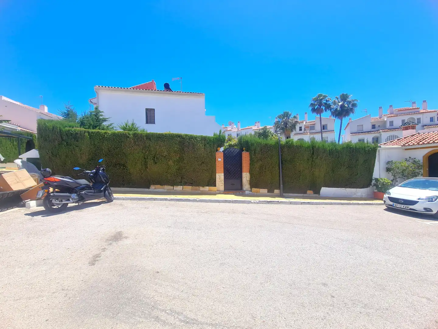 Vista exterior de Casa adosada en venda en Estepona amb Aire condicionat, Jardí privat i Terrassa