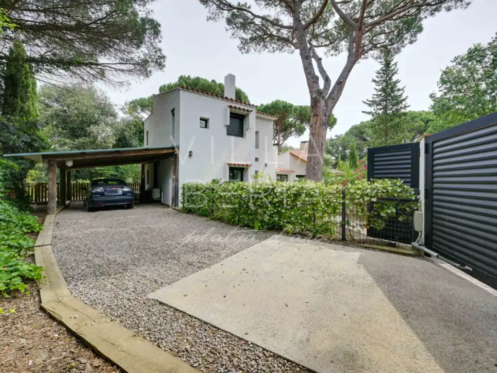Außenansicht von Haus oder Chalet zum Verkauf in Santa Cristina d'Aro mit Klimaanlage, Heizung und Privatgarten