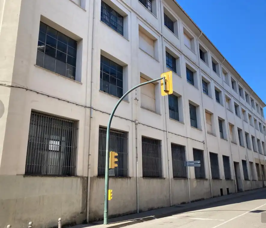 Außenansicht von Fabrikhallen zum Verkauf in Olot