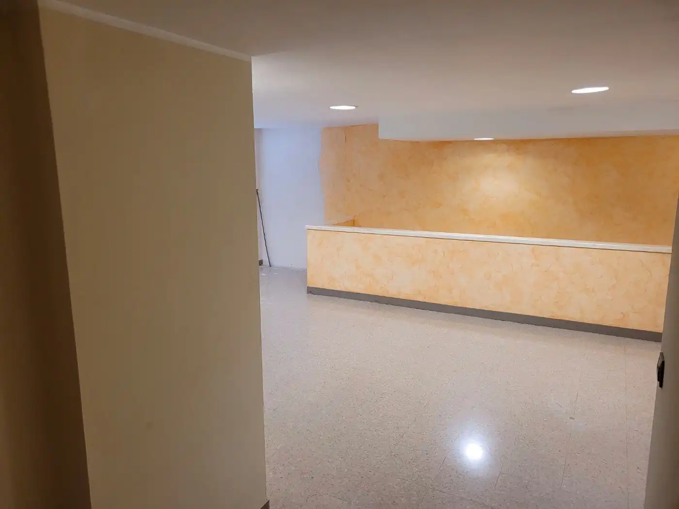 Local en venta en Cornellà de Llobregat con Aire acondicionado, Calefacción y Amueblado