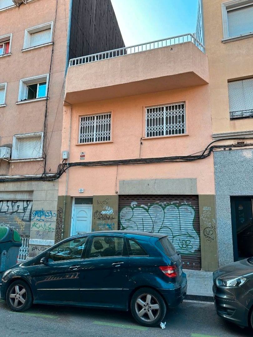 Vista exterior de Casa o xalet en venda en L'Hospitalet de Llobregat amb Calefacció, Terrassa i Moblat