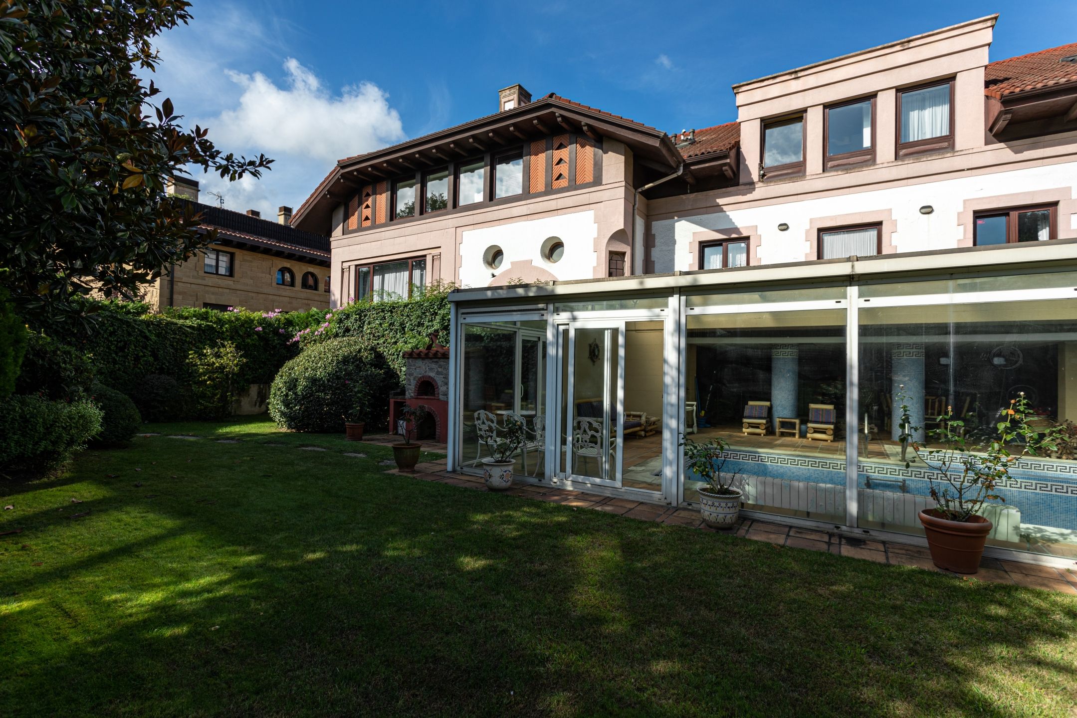 Vista exterior de Casa adosada en venda en Getxo  amb Calefacció, Jardí privat i Terrassa