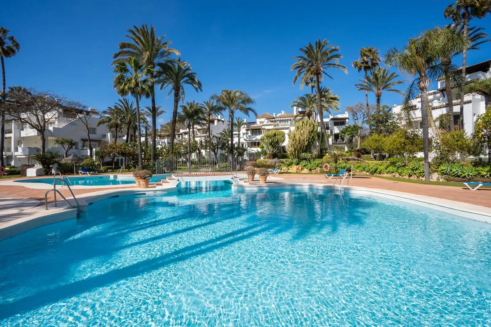 Vista exterior de Apartament en venda en Estepona amb Terrassa, Traster i Moblat