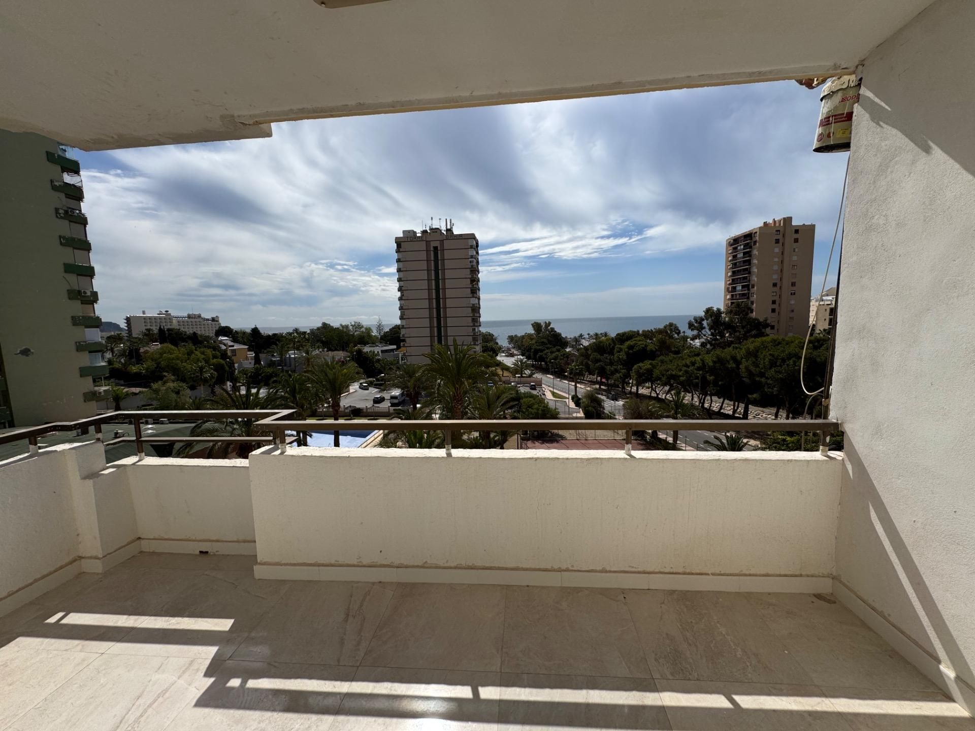 Vista exterior de Pis en venda en Roquetas de Mar amb Aire condicionat, Terrassa i Piscina comunitària