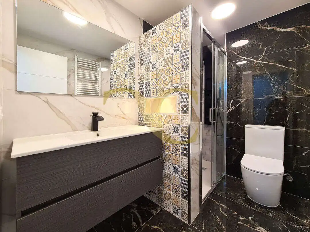 Baño de Piso en venta en Oviedo  con Calefacción y Amueblado
