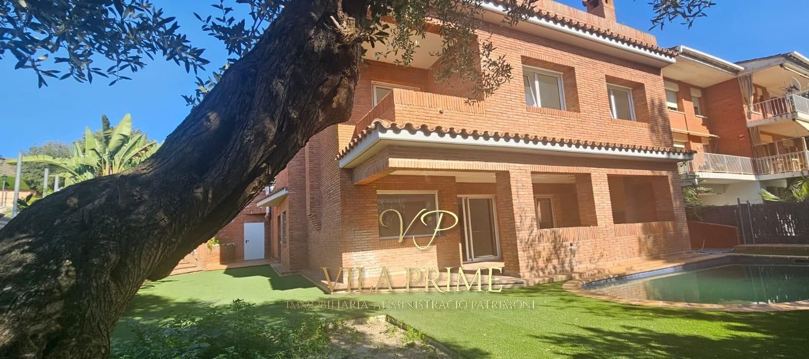 Vista exterior de Casa o xalet en venda en Arenys de Mar amb Calefacció, Jardí privat i Parquet