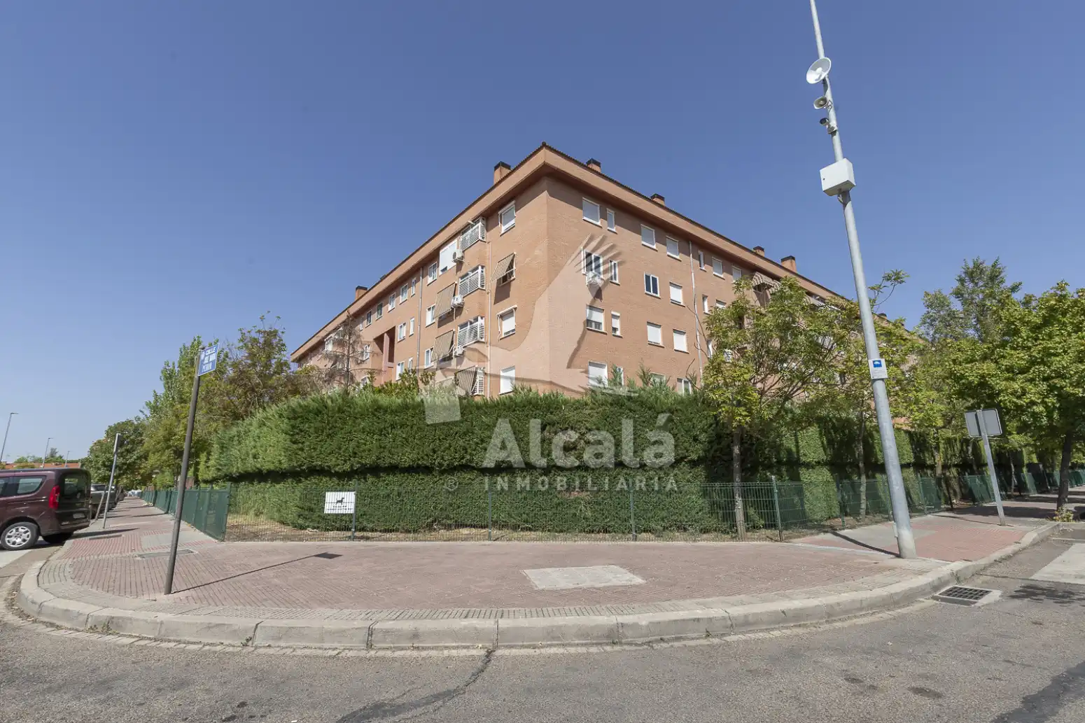 Vista exterior de Local en venta en Alcalá de Henares