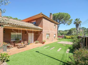 Casa con jardín en venta en Del Canigó