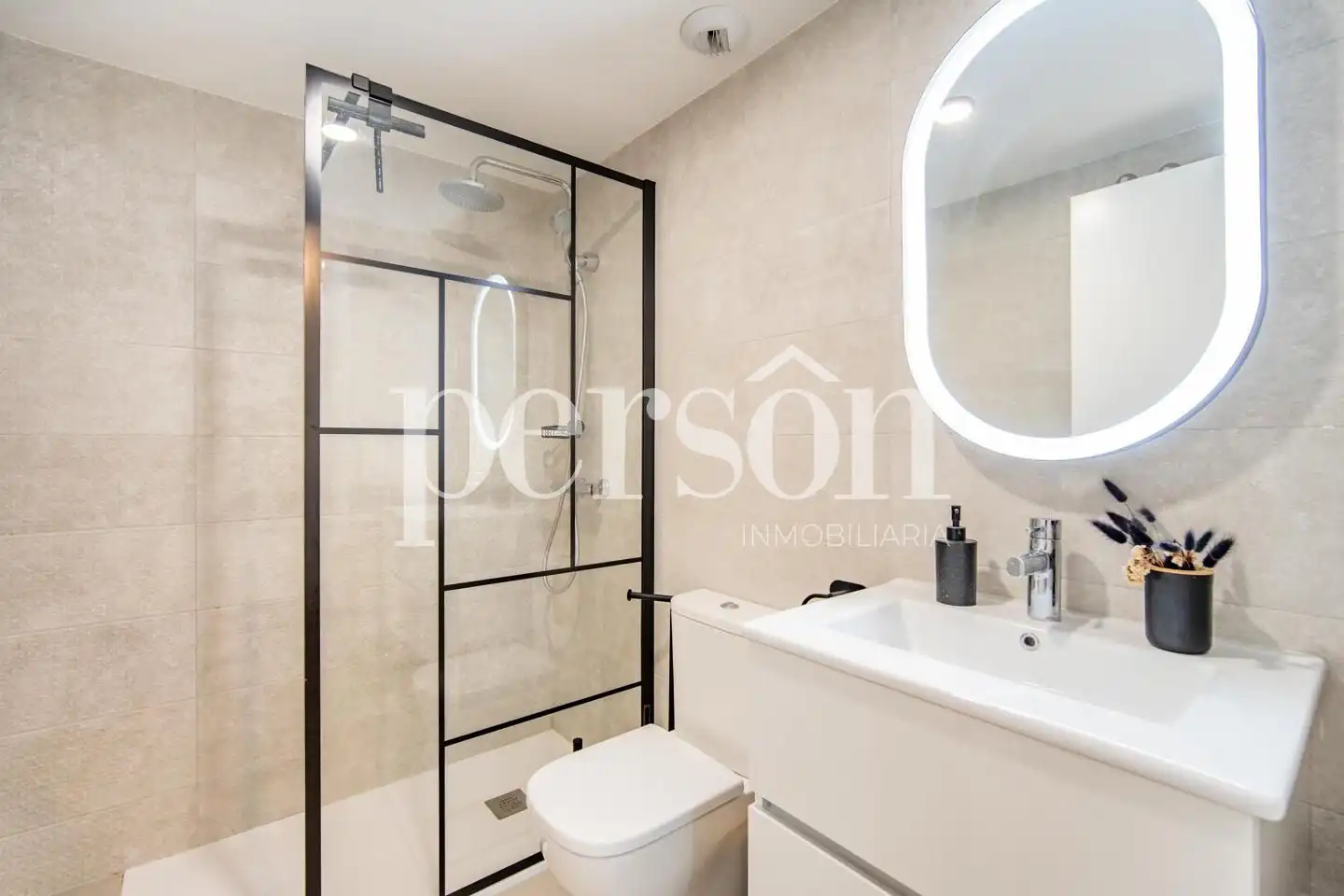 Bathroom of Duplexes for sale in La Pobla de Vallbona  with Air Conditioner, Heating and Terrace