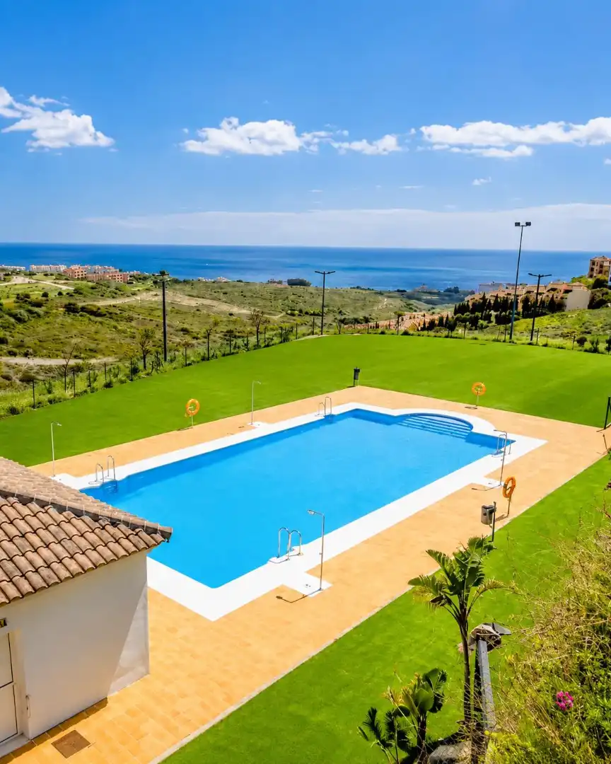 Piscina de Piso en venta en Manilva con Aire acondicionado, Calefacción y Terraza