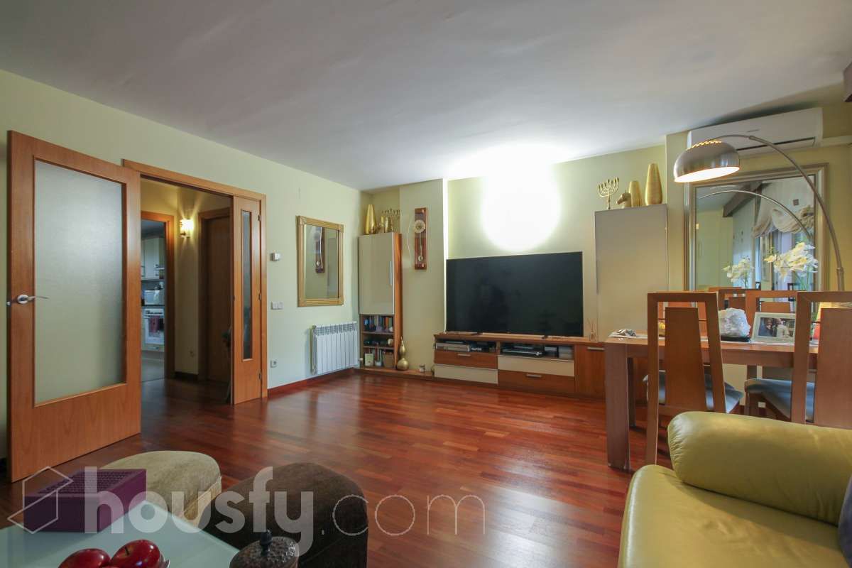 Sala d'estar de Casa adosada en venda en Sant Andreu de la Barca amb Aire condicionat, Calefacció i Terrassa